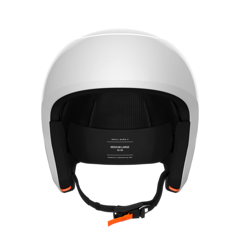 Ein weißer POC Sports Poc Skull Dura X MIPS-Helm, von vorne gesehen, verfügt über eine schwarz gepolsterte Innenausstattung, einen verstellbaren Kinnriemen mit orangefarbenen Details, das Größenetikett Medium-Large (55-58) und einen Rotationsaufprallschutz für zusätzliche Sicherheit.