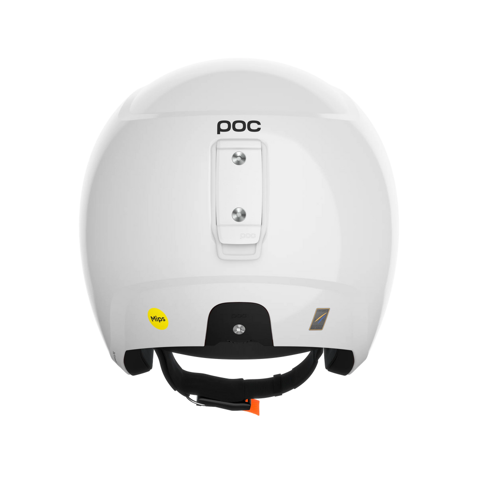 Ein POC Sports Poc Skull Dura X Mips-Helm in Weiß wird von hinten gezeigt, mit einem schwarzen verstellbaren Riemen, einem gelben MIPS-Rotationsschutz-Logoaufkleber und einer zentralen rechteckigen Befestigungsplatte.