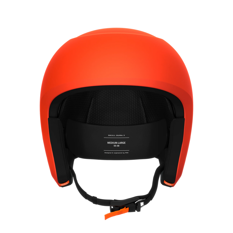 Ein leuchtend orangefarbener POC Sports Poc Skull Dura X Mips Helm wird von vorne gezeigt, mit schwarzer Polsterung, Größenetikett, verstellbarem Kinnriemen mit orangefarbenem Verschluss und fortschrittlichem Rotationsaufprallschutz vor einem schlichten weißen Hintergrund.