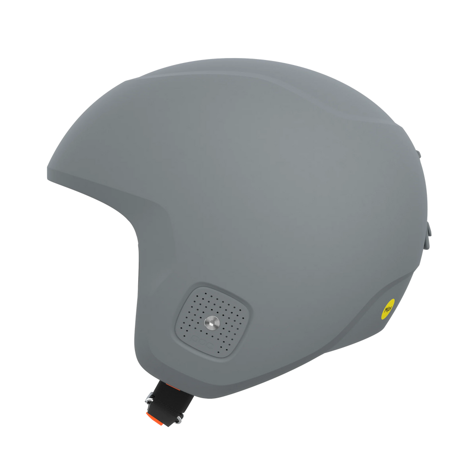 Der POC Sports Poc Skull Dura X MIPS ist ein mattgrauer Skihelm mit einem glatten, abgerundeten Design, seitlichen Belüftungslöchern, einem verstellbaren Kinnriemen mit rotem Clip und einem gelben MIPS-Sicherheitsaufkleber. FIS RH 2013 zertifiziert für höchste Sicherheit.