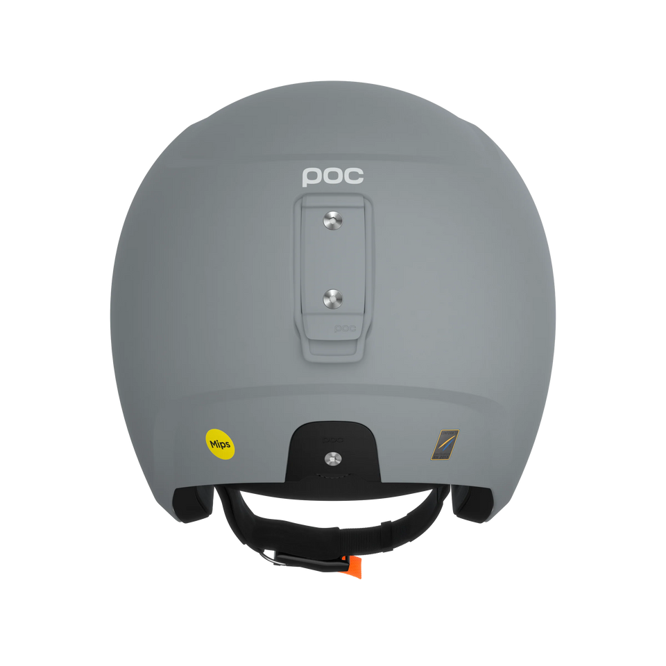Der POC Sports Poc Skull Dura X Mips Skihelm in Grau ist von hinten abgebildet und zeigt eine rechteckige Halterung, das Mips Sicherheitslogo, einen schwarzen Kinnriemen mit orangefarbenen Details und die FIS RH 2013 Zertifizierung für zusätzliche Sicherheit.