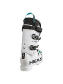 Der Head Raptor WCR 2 RV White 2026/2027 Skischuh in Weiß mit schwarzen Akzenten und Schnallen ist von hinten schräg vor einem einfarbig weißen Hintergrund abgebildet - gebaut für die Rennleistung, auf die Profisportler vertrauen.