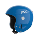 Der POC Sports POCito Skull ist ein blauer Skihelm mit dem weißen Schriftzug "pocito" an der Seite, schwarzer Innenpolsterung und einem schwarzen, verstellbaren Kinnriemen mit roter Schließe.