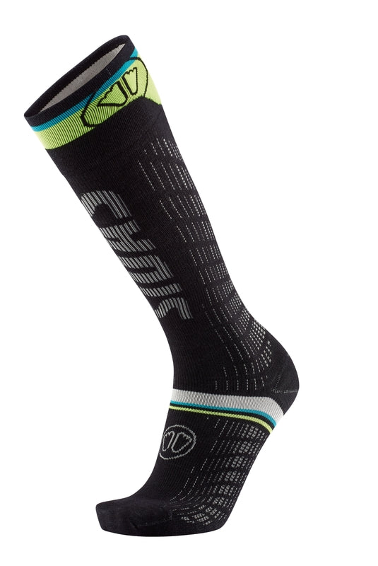 Eine einzelne schwarze, kniehohe SIDAS Ski ultrafit Race Socke von Sidas mit weißen und neongrünen Akzenten, mit "CHAIR"-Schriftzug und geometrischen Mustern. Hergestellt aus Bio-Merinowolle mit verstärkter Spitze und Ferse für Langlebigkeit.