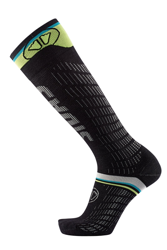 Eine einzelne schwarze SIDAS Ski ultrafit Race-Socke von Sidas mit weißen, grünen und blauen Akzenten, einem Logo und stilisiertem Text auf der Wade und dem Fuß wird auf einem unsichtbaren Fußmodell vor einem weißen Hintergrund gezeigt.