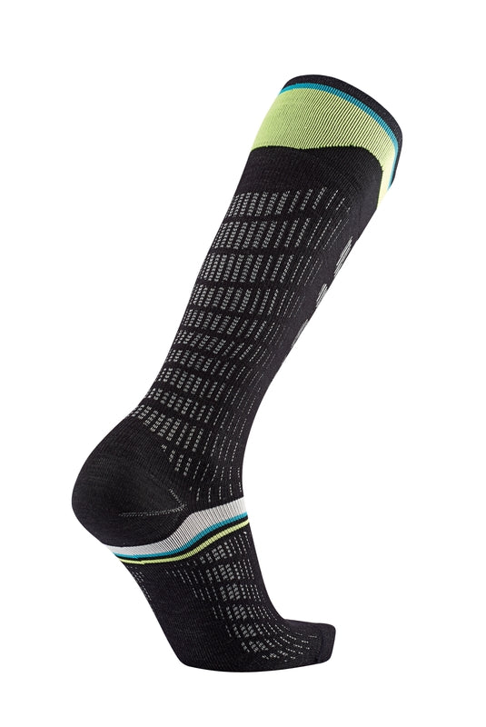 Die SIDAS Ski ultrafit Race Socke von Sidas ist eine schwarze, kniehohe Sportsocke aus Bio-Merinowolle mit einem Gittermuster, hellgrünen und blauen Akzenten oben und weiß-blauen Streifen über dem Knöchel auf weißem Grund.