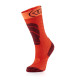 Eine einzelne kniehohe SIDAS Ski Merino Junior Socke von Sidas in leuchtendem Orange mit roten Akzenten und Mustern, mit einem Logo in der Nähe des oberen Randes, ist auf einem weißen Hintergrund zu sehen.