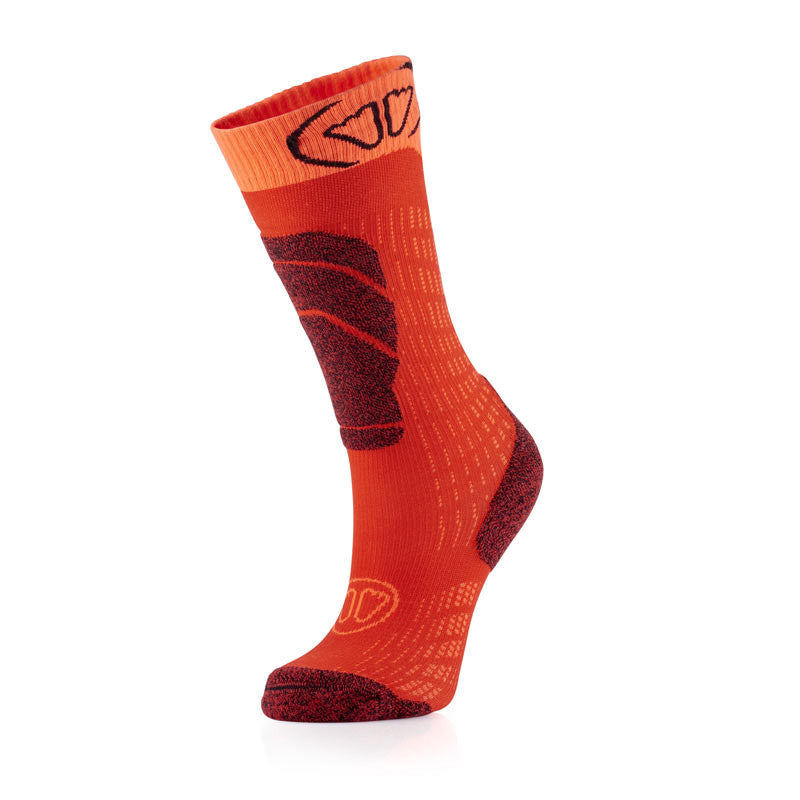 Die SIDAS Ski Merino Junior Socken von Sidas sind leuchtend orange und rot mit schwarzen Akzenten, mit einem strukturierten Muster und verstärkter Ferse und Spitze - gefertigt aus weicher Merinowolle für junge Skifahrer. Abgebildet auf weißem Hintergrund.