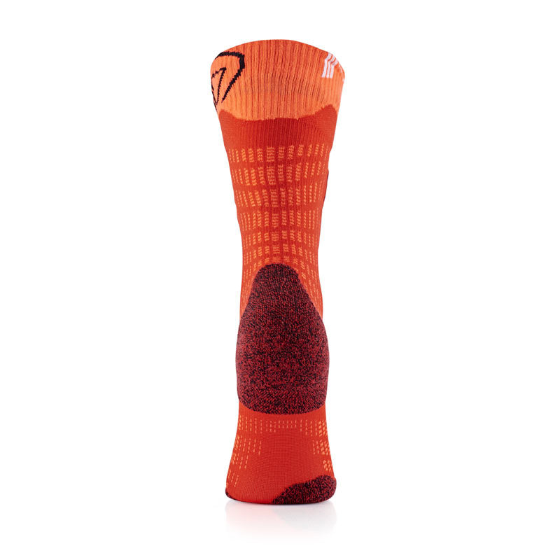 Eine einzelne orangefarbene SIDAS Ski Merino Junior Socke von Sidas, mit schwarzen und roten Akzenten, steht aufrecht auf weißem Hintergrund. Mit strukturierten Bereichen für zusätzlichen Halt und Unterstützung - perfekt für junge Sportler.