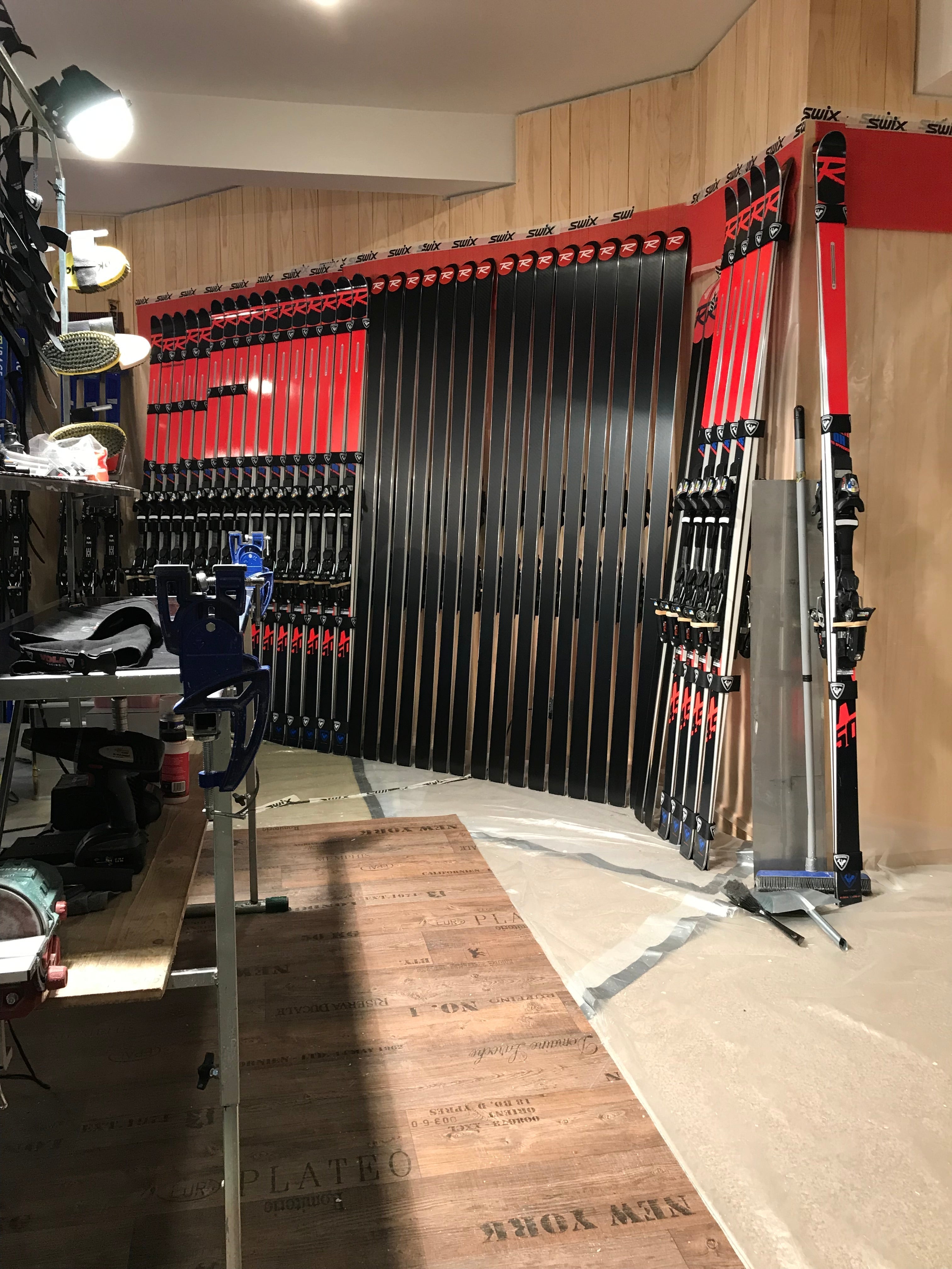 Wie sollte ein Arbeitsplatz zum Ski präparieren aussehen?