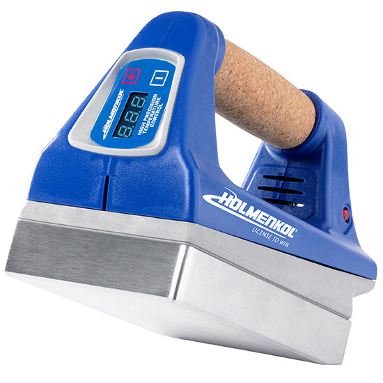 Ein blaues Holmenkol-Wachseisen mit Korkgriff, digitaler Temperaturanzeige und einer glatten Metallplatte zum Auftragen von Ski- und Snowboardwachs.