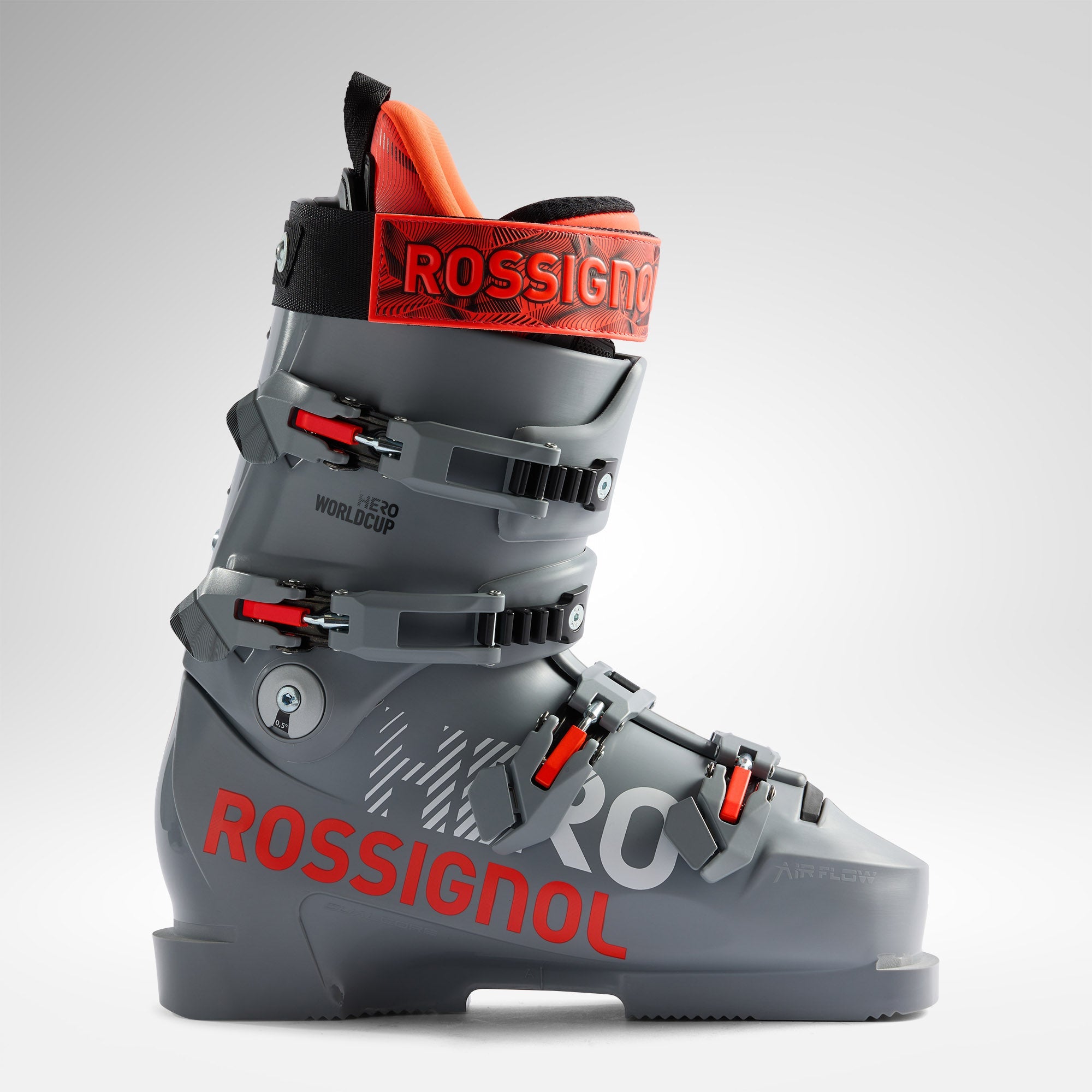 Ein grauer Skischuh mit roten und schwarzen Akzenten, mit dem Markennamen "ROSSIGNOL" in fetten Buchstaben und mehreren Schnallen zum Verschließen, entwickelt für den alpinen Skisport.