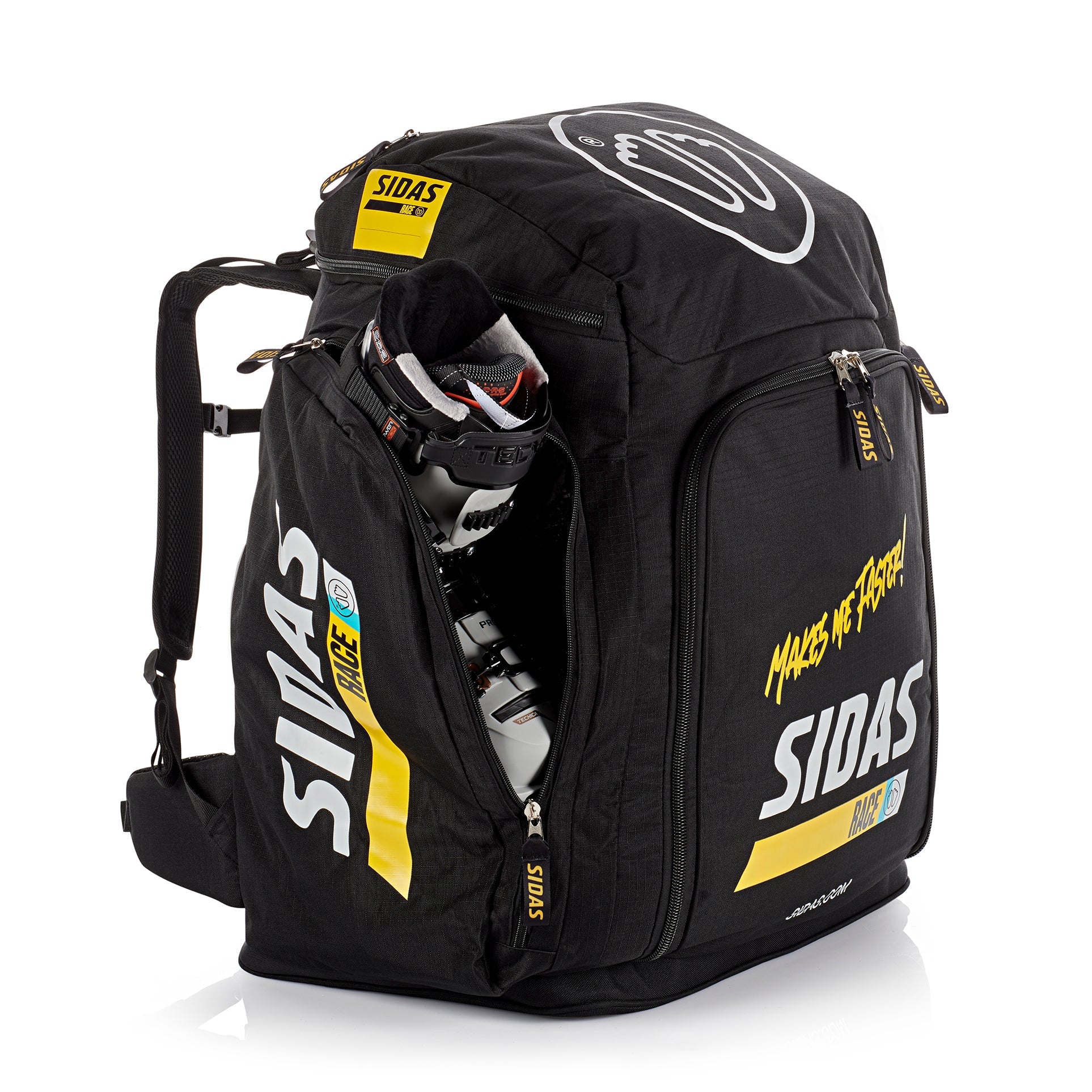 Ein großer schwarzer SIDAS Rucksack mit gelben Akzenten, mit einer Seitentasche, die teilweise geöffnet werden kann, um einen Skischuh darin zu enthüllen. Die Tasche hat ein auffälliges Branding und den Text Makes Me Faster auf der Vorderseite.