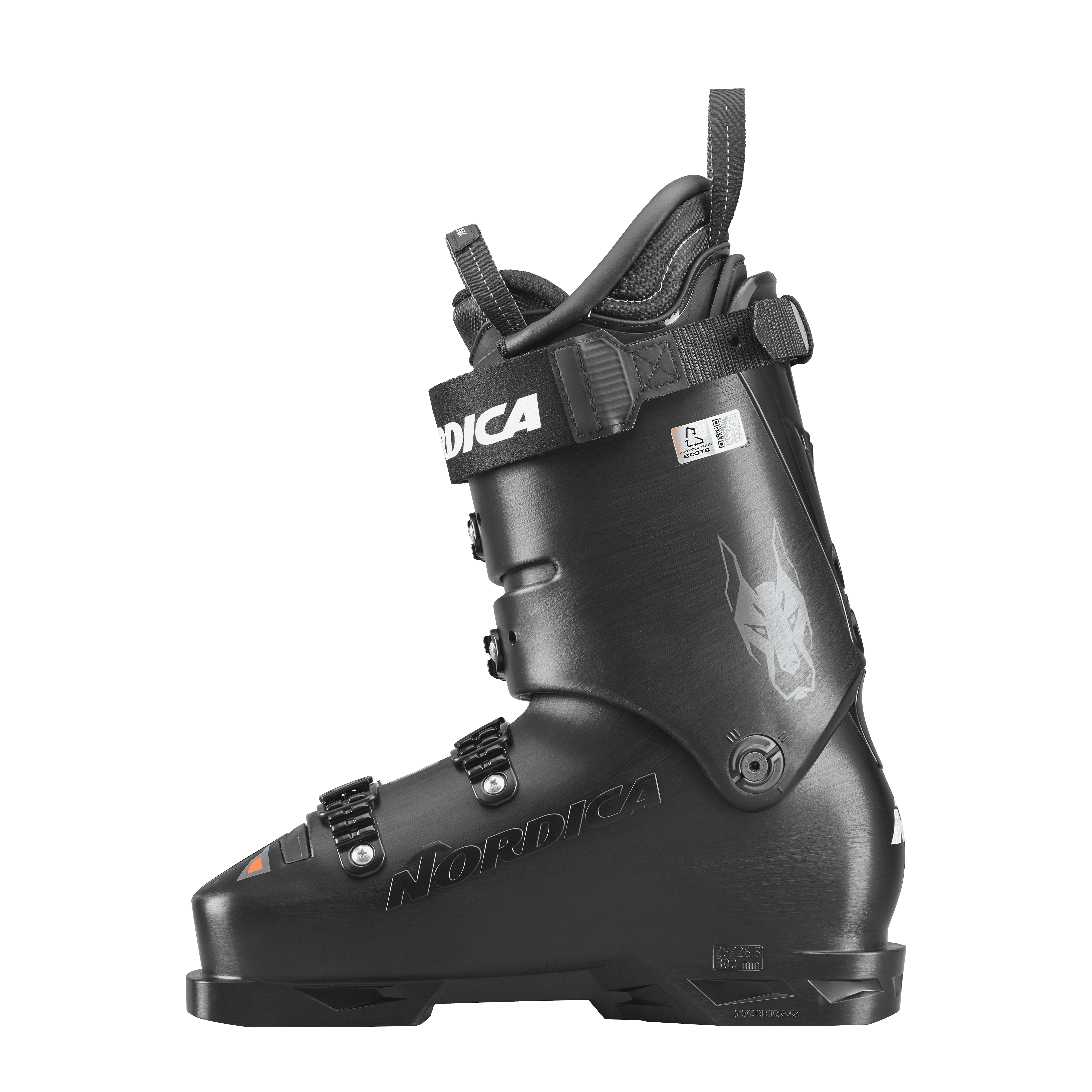 Ein schwarzer Nordica DOBERMANN 5 RD-93 EXTRA STIFF 2026/2027 Skischuh mit drei Schnallen, einem Power Strap und einer stilisierten Seitengrafik, dargestellt im Profil auf weißem Hintergrund.