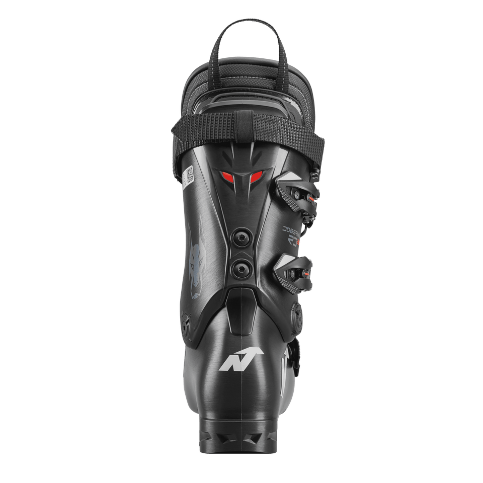 Ein schwarzer Nordica DOBERMANN 5 RD-93 EXTRA STIFF 2026/2027 Skischuh wird von hinten gezeigt, mit einer oberen Zugschlaufe, seitlichen Schnallen und einem auffälligen weißen N-Logo nahe der Ferse auf grauem Hintergrund.