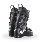 Ein Paar schwarze Nordica DOBERMANN 5 RD-93 EXTRA STIFF 2026/2027 Skischuhe mit silbernen Schnallen und weißem Branding stehen Rücken an Rücken auf einem hellen Hintergrund.