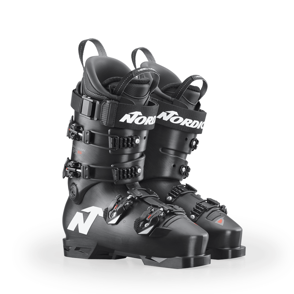 Ein Paar schwarze Nordica DOBERMANN 5 RD-93 EXTRA STIFF 2026/2027 Skischuhe mit weißen Logos, mehreren Schnallen und Power Straps sind auf einem schlichten weißen Hintergrund abgebildet.