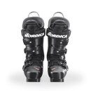 Ein Paar schwarze Nordica DOBERMANN 5 RD-93 EXTRA STIFF 2026/2027 Stiefel stehen aufrecht mit mehreren Schnallen und dem weißen Nordica-Logo auf den vorderen Riemen.