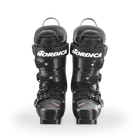 Ein Paar schwarze Nordica DOBERMANN 5 RD-93 EXTRA STIFF 2026/2027 Stiefel stehen aufrecht mit mehreren Schnallen und dem weißen Nordica-Logo auf den vorderen Riemen.