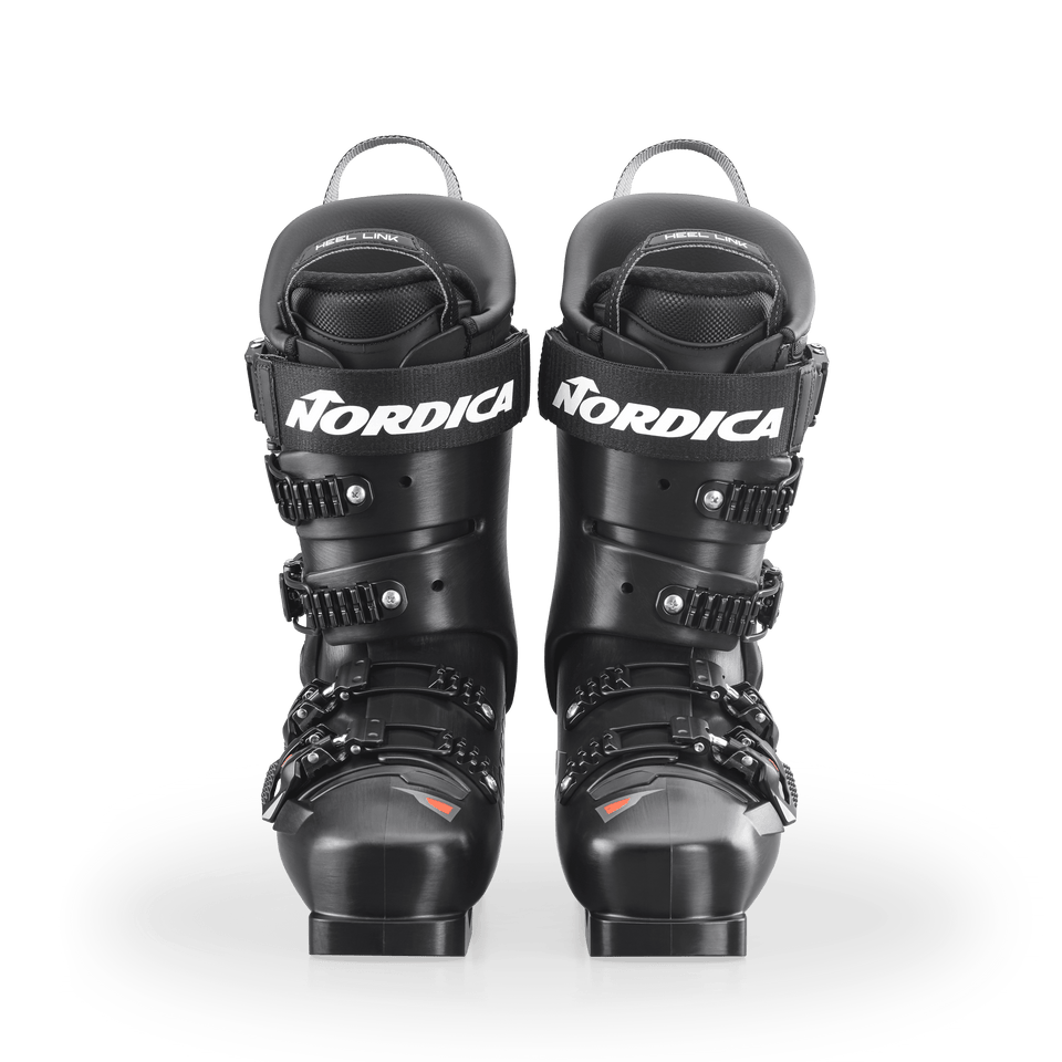 Ein Paar schwarze Nordica DOBERMANN 5 RD-93 EXTRA STIFF 2026/2027 Stiefel stehen aufrecht mit mehreren Schnallen und dem weißen Nordica-Logo auf den vorderen Riemen.