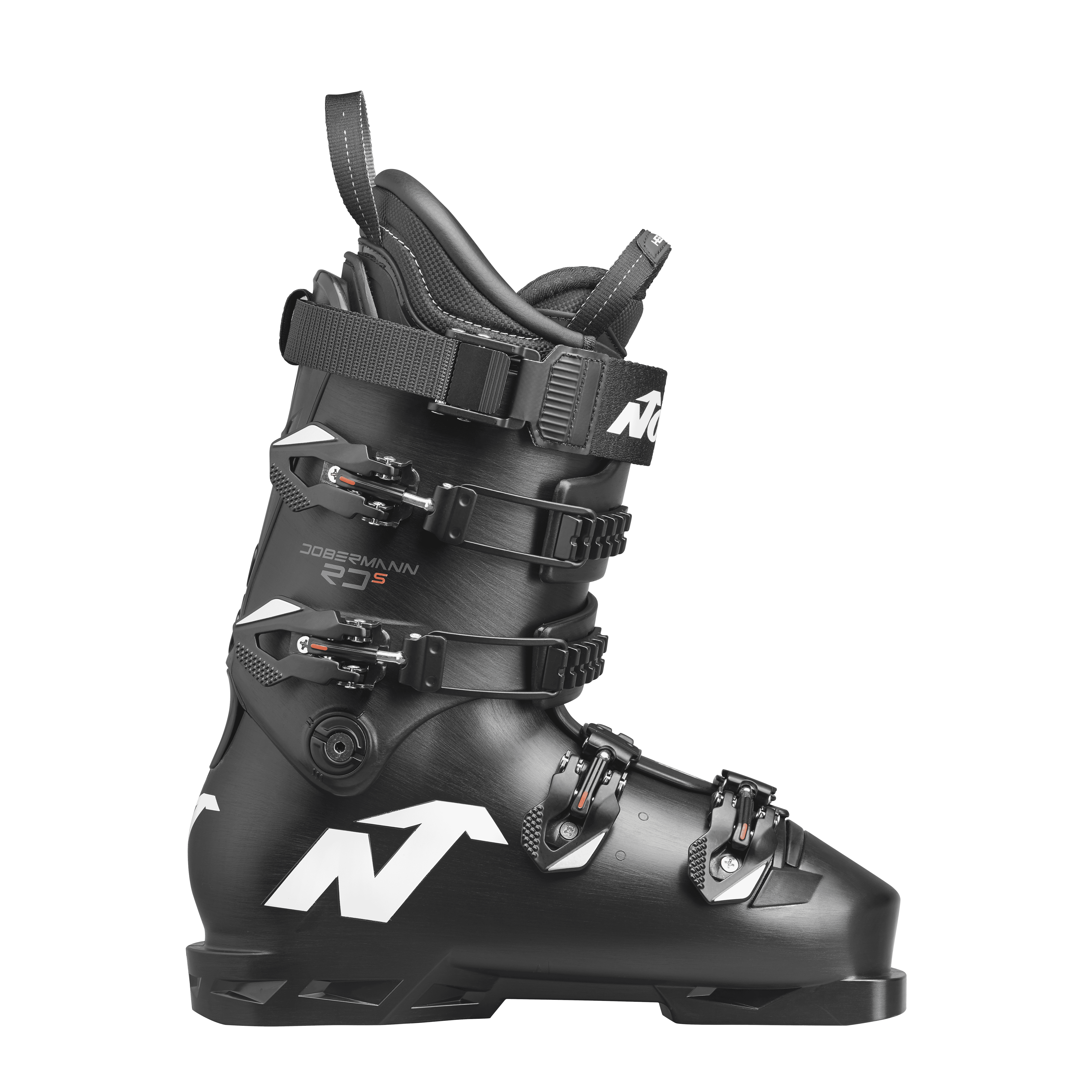 Ein schwarzer Nordica DOBERMANN 5 RD-93 STIFF 2026/2027 Rennschuh mit drei Schnallen, einem Power Strap und weißem N-Branding ist im Profil vor einem schlichten weißen Hintergrund abgebildet.