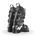 Ein Paar schwarze Nordica DOBERMANN 5 RD-93 STIFF 2026/2027 Stiefel mit silbernen Schnallen und roten Akzenten werden von hinten gezeigt, mit weißem N-Logo und DOBERMANN 22.5 Text auf der Ferse.
