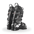 Ein Paar schwarze Nordica DOBERMANN 5 RD-93 STIFF 2026/2027 Stiefel mit silbernen Schnallen und roten Akzenten werden von hinten gezeigt, mit weißem N-Logo und DOBERMANN 22.5 Text auf der Ferse.