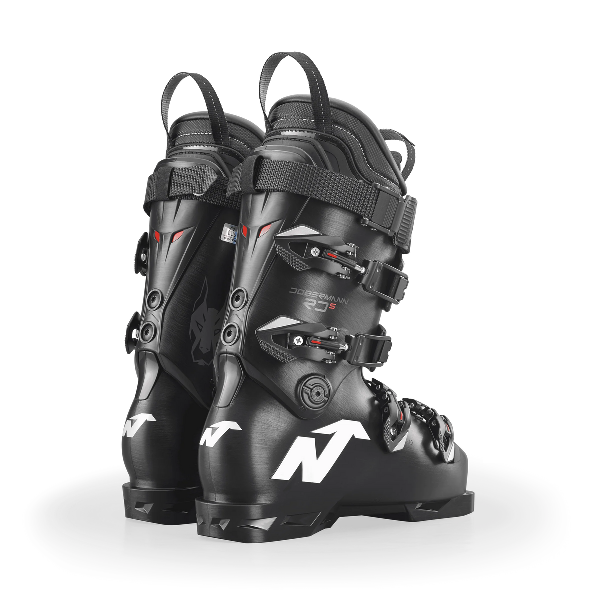 Ein Paar schwarze Nordica DOBERMANN 5 RD-93 STIFF 2026/2027 Stiefel mit silbernen Schnallen und roten Akzenten werden von hinten gezeigt, mit weißem N-Logo und DOBERMANN 22.5 Text auf der Ferse.