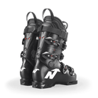 Ein Paar schwarze Nordica DOBERMANN 5 RD-93 STIFF 2026/2027 Stiefel mit silbernen Schnallen und roten Akzenten werden von hinten gezeigt, mit weißem N-Logo und DOBERMANN 22.5 Text auf der Ferse.