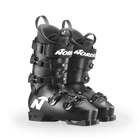Ein Paar schwarze Nordica DOBERMANN 5 RD-93 STIFF 2026/2027 Rennstiefel mit weißen Logos, mehrfach verstellbaren Schnallen und gepolsterten Innenseiten, nebeneinander auf einem hellen Hintergrund dargestellt.