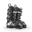 Ein Paar schwarze Nordica DOBERMANN 5 RD-93 STIFF 2026/2027 Rennstiefel mit weißen Logos, mehrfach verstellbaren Schnallen und gepolsterten Innenseiten, nebeneinander auf einem hellen Hintergrund dargestellt.