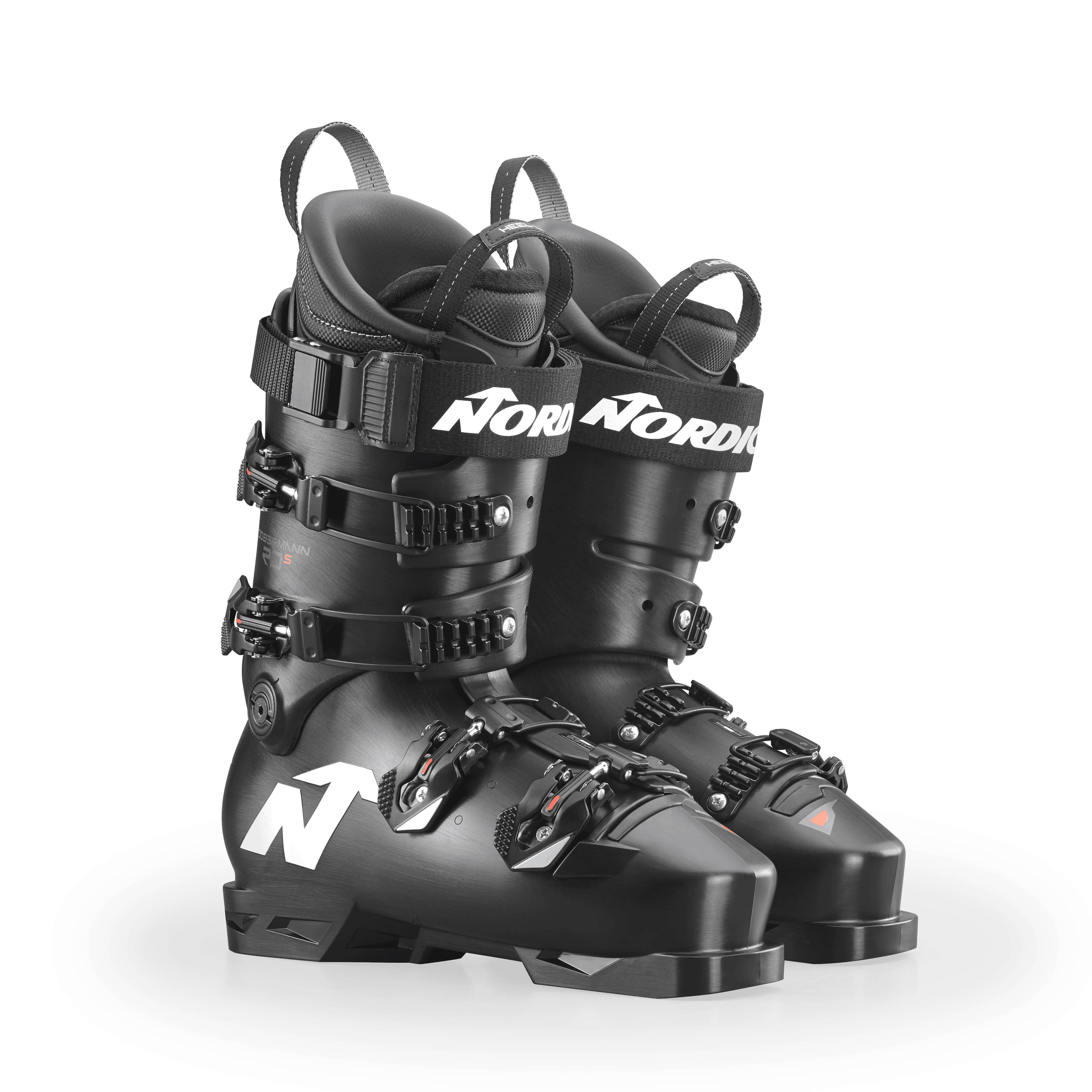 Ein Paar schwarze Nordica DOBERMANN 5 RD-93 STIFF 2026/2027 Rennstiefel mit weißen Logos, mehrfach verstellbaren Schnallen und gepolsterten Innenseiten, nebeneinander auf einem hellen Hintergrund dargestellt.