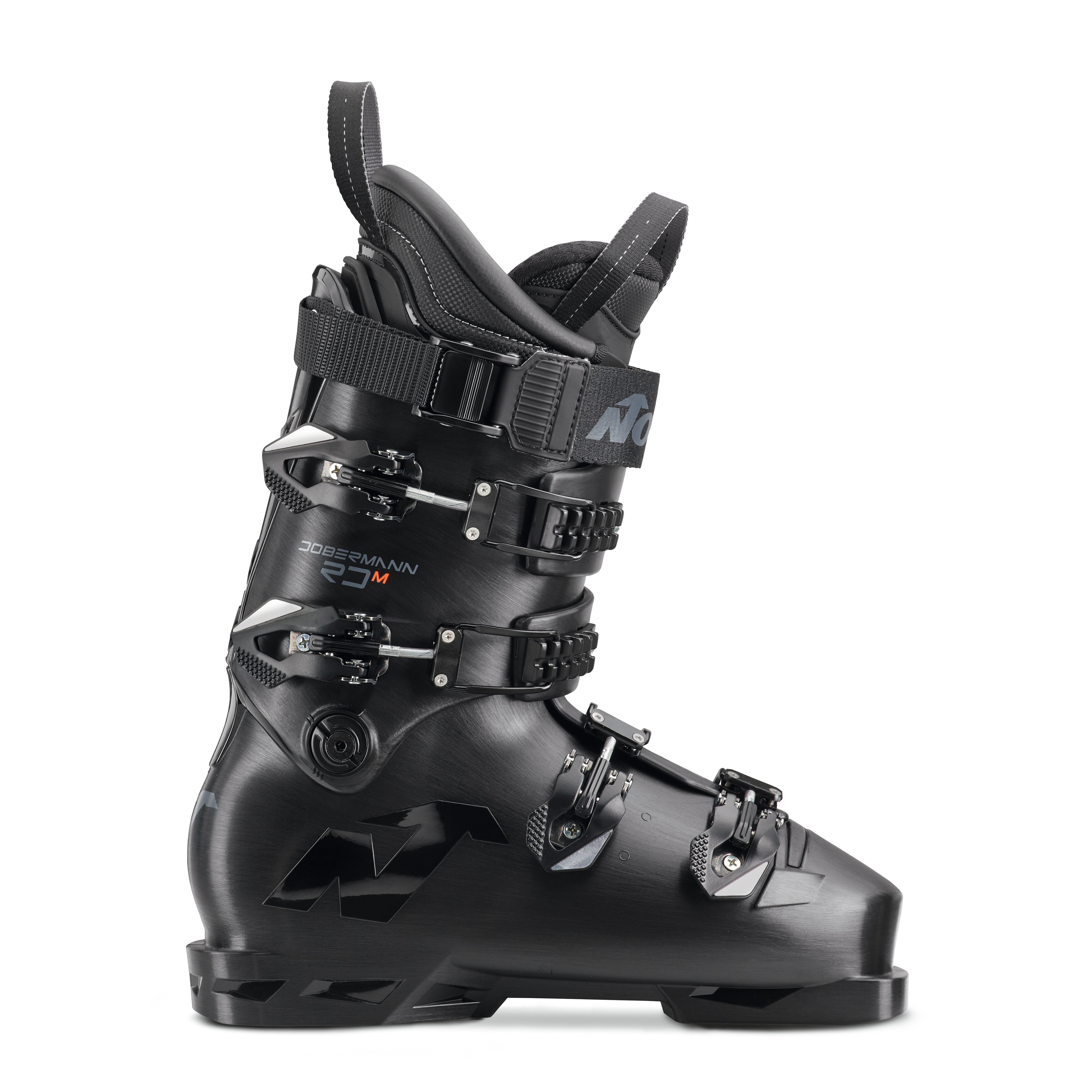 Der Nordica DOBERMANN 5 RD-M (MEDIUM) BLACK ist ein Performance-Skischuh mit vier verstellbaren Schnallen, einem Power Strap und strukturierten Details. Der Schuh ist im Seitenprofil auf weißem Hintergrund abgebildet und trägt das Nordica-Branding.