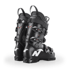 Ein Paar schwarze Nordica DOBERMANN 5 RD-93 MEDIUM 2026/2027 Skischuhe mit silbernen Schnallen und weißen N-Logos, von hinten auf weißem Hintergrund.