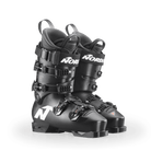 Ein Paar Nordica DOBERMANN 5 RD-93 MEDIUM 2026/2027 Rennstiefel in Schwarz, jeweils mit vier Schnallen und markantem Nordica-Branding, stehen nebeneinander auf einem schlichten weißen Hintergrund.