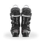 Ein Paar schwarze Nordica DOBERMANN 5 RD-93 MEDIUM 2026/2027 Rennstiefel stehen aufrecht und nebeneinander, mit mehreren Schnallen, weißem Nordica-Logo auf den Manschetten und einem grauen Loop-Tag oben an jedem Stiefel auf weißem Hintergrund.