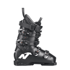 Der Nordica DOBERMANN 5 RD-93 SOFT L.C. 2026/2027 Race Boot in mattem Schwarz verfügt über vier Schnallen, einen Power Strap und auffällige weiße Logos an der Seite; im Profil vor weißem Hintergrund.