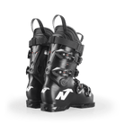 Ein Paar schwarze Nordica DOBERMANN 5 RD-93 SOFT L.C. 2026/2027 Rennschuhe mit weißen Logos, roten Akzenten und mehreren Schnallen sind nebeneinander auf weißem Hintergrund abgebildet.