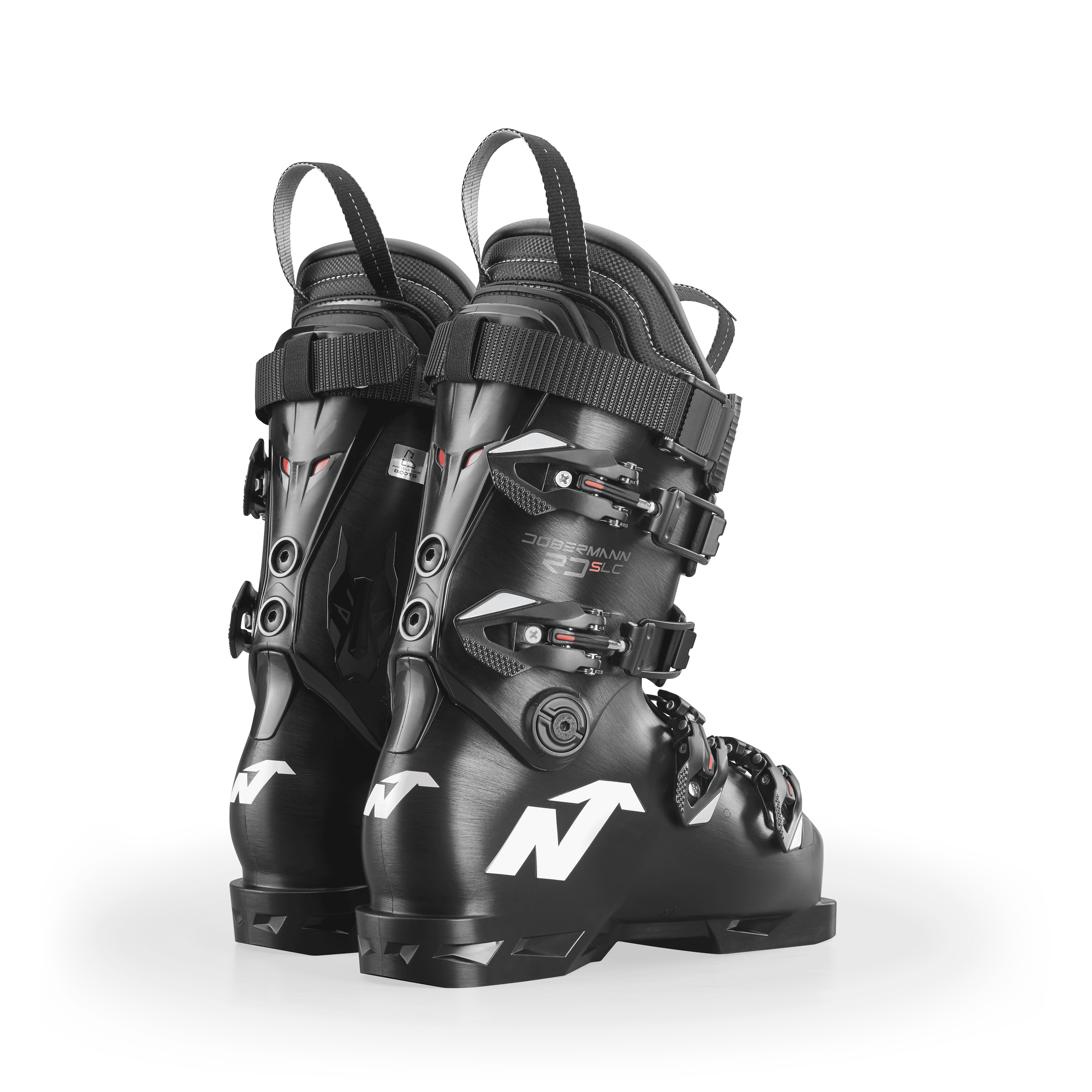 Ein Paar schwarze Nordica DOBERMANN 5 RD-93 SOFT L.C. 2026/2027 Rennschuhe mit weißen Logos, roten Akzenten und mehreren Schnallen sind nebeneinander auf weißem Hintergrund abgebildet.