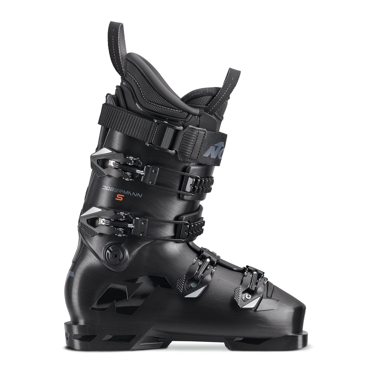 Der Nordica Dobermann 5 S (Stiff) Black Alpin-Skischuh verfügt über vier Schnallen, einen verstellbaren Power Strap und ein schlankes Seitenprofil mit dem Nordica-Logo - ideal für leistungsstarke Skifahrer, die einen steifen Schuh suchen.