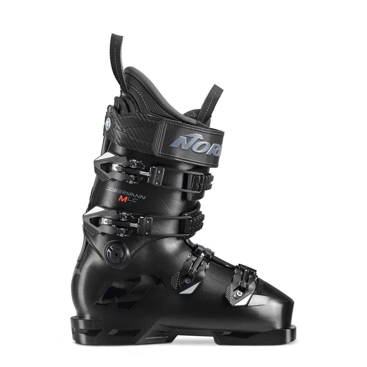 Ein schwarzer Nordica DOBERMANN 5 M L.C. Skischuh mit verstellbaren Schnallen, stabiler Schale und gepolsterter Manschette ist im Seitenprofil vor weißem Hintergrund abgebildet.