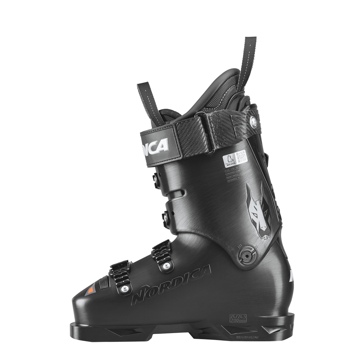 Der Nordica DOBERMANN 5 96 L.C. MEDIUM 2026/2027, ein schwarzer Skischuh mit drei Schnallen, Power Strap, Wolfslogo und strukturierter Oberfläche, wird in einer Profilansicht vor weißem Hintergrund gezeigt.