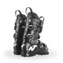 Ein Paar schwarze Nordica DOBERMANN 5 96 L.C. MEDIUM 2026/2027 Skischuhe mit silbernen Schnallen und weißen Logo-Akzenten, von hinten auf einem schlichten weißen Hintergrund.