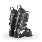Ein Paar schwarze Nordica DOBERMANN 5 96 L.C. MEDIUM 2026/2027 Skischuhe mit silbernen Schnallen und weißen Logo-Akzenten, von hinten auf einem schlichten weißen Hintergrund.