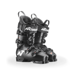 Ein Paar schwarze Nordica DOBERMANN 5 96 L.C. MEDIUM 2026/2027 Skischuhe mit vier verstellbaren Schnallen und weißem Nordica Branding, nebeneinander auf weißem Grund.