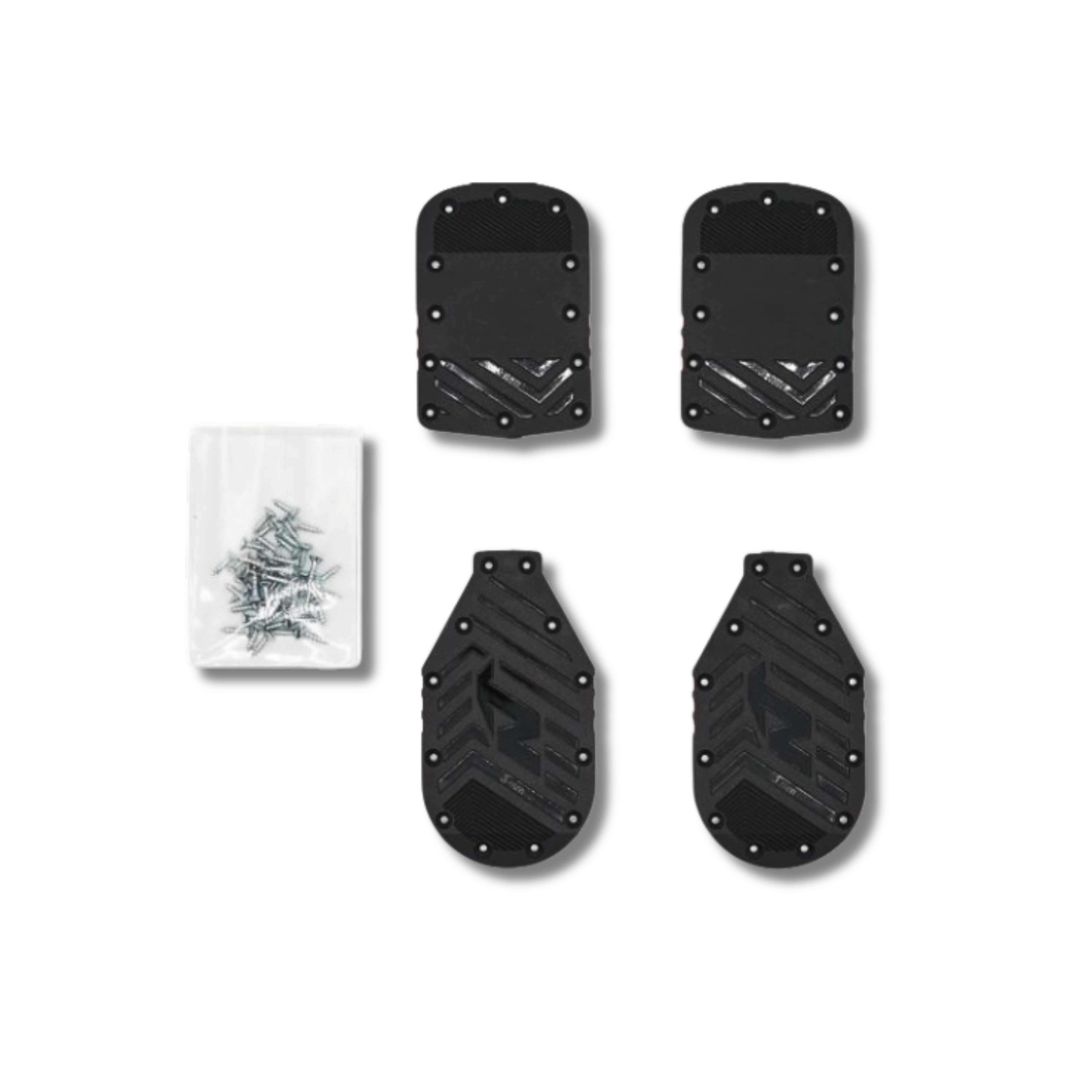 Der Nordica DOBERMANN 5 LIFTERS 5MM enthält vier schwarze rechteckige und tropfenförmige Pads mit Schraublöchern und einen kleinen durchsichtigen Beutel mit Schrauben, alle von der Marke Nordica, die auf einem weißen Hintergrund dargestellt sind.