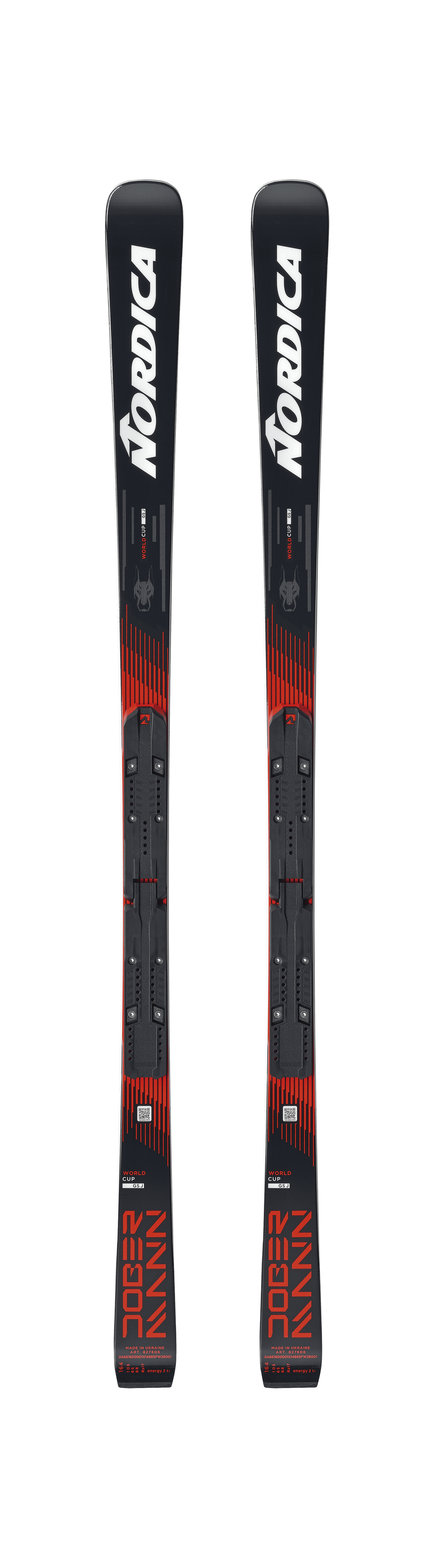 Ein Paar S.F. Sports Nordica DOBERMANN GSJ PLATE 2026/2027 Junior-Rennski mit roten Akzenten und Bindungen, die nebeneinander auf einem weißen Hintergrund dargestellt sind.