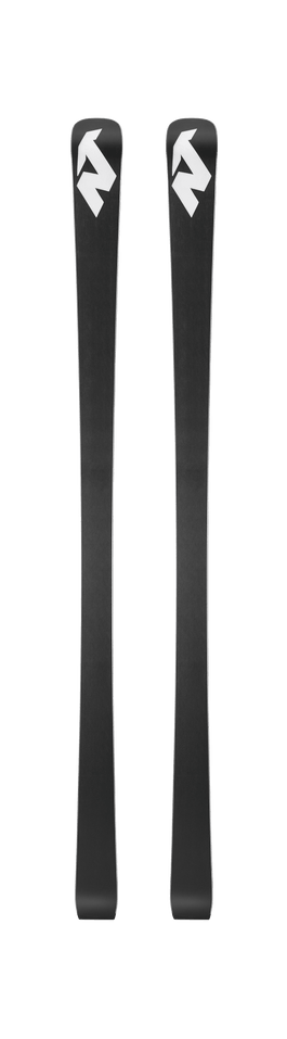 Ein Paar Nordica DOBERMANN GSJ PLATE 2026/2027 Skier in schwarz mit weißen geometrischen Logos in der Nähe der Spitzen, die von oben auf weißem Hintergrund dargestellt werden - ideale Junior Riesenslalom Rennski für aufstrebende Rennfahrer.