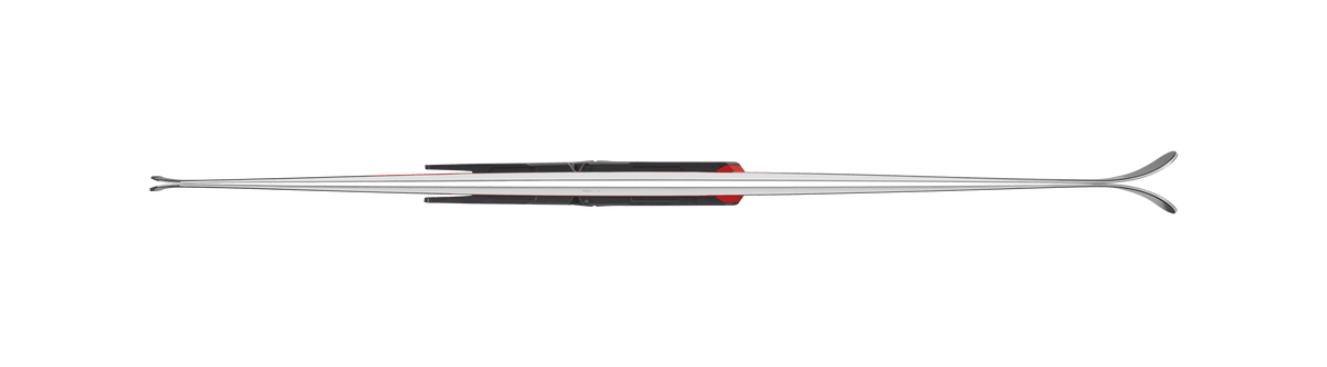 Ein Paar Nordica DOBERMANN GSJ PLATE 2026/2027 Junior Race Ski und Bindungen von oben gesehen, mit einem schmalen, langen Design mit nach oben gebogenen Spitzen und einem rot-schwarzen Bereich in der Nähe der Bindungen, dargestellt auf weißem Hintergrund.