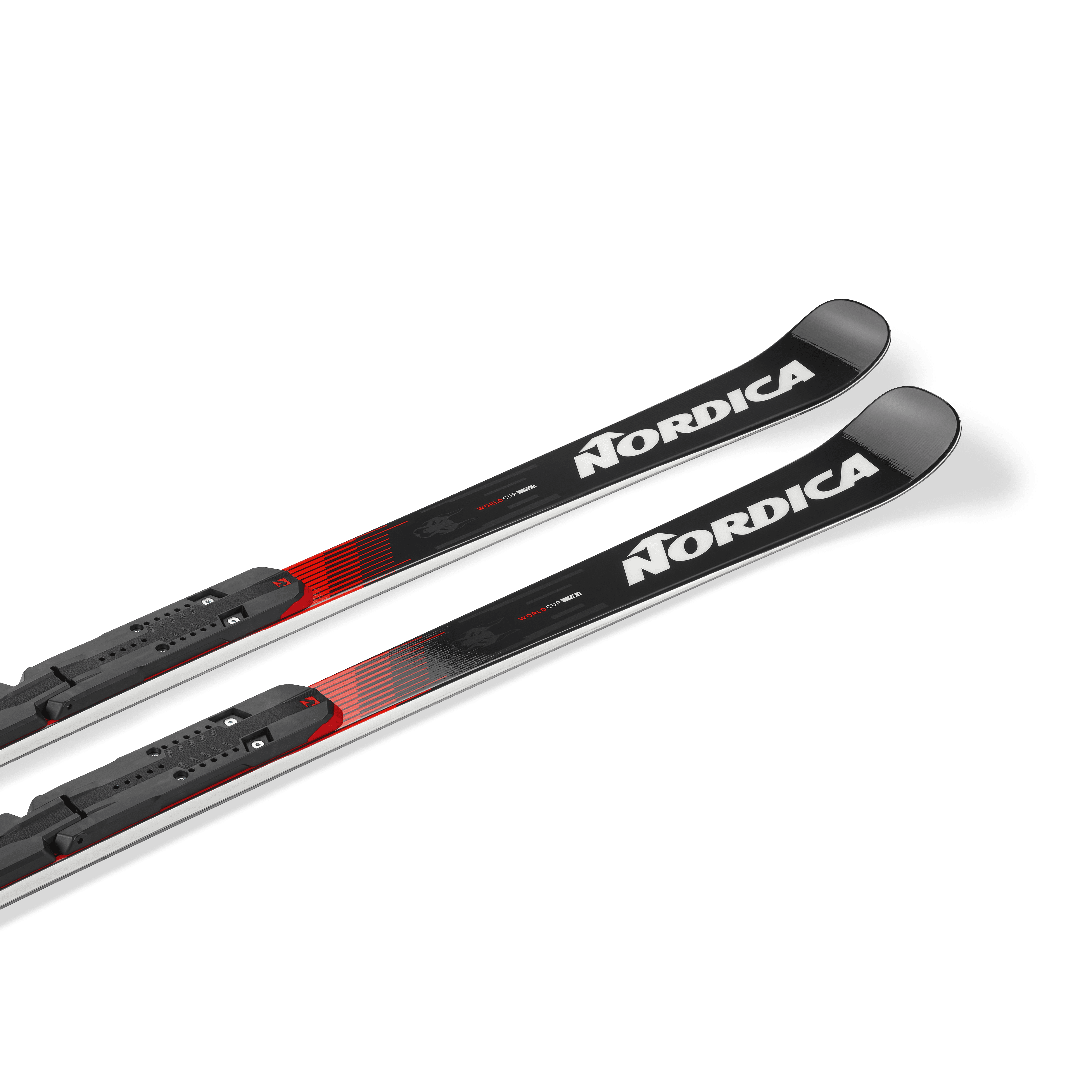 Ein Paar Nordica DOBERMANN GSJ PLATE 2026/2027 Skier von S.F. Sports in Schwarz und Rot mit weißem Branding, Bindungen und einem modernen Design - ideal für Junioren-Riesenslalom - auf einem schlichten weißen Hintergrund.